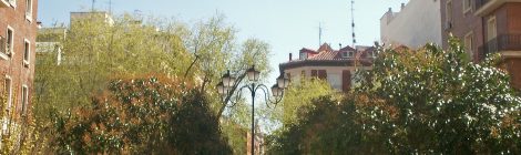 Recordamos que en el patio anejo a la plaza aparcan coches y que es peligroso que los niños jueguen ahí