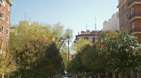 Recordamos que en el patio anejo a la plaza aparcan coches y que es peligroso que los niños jueguen ahí